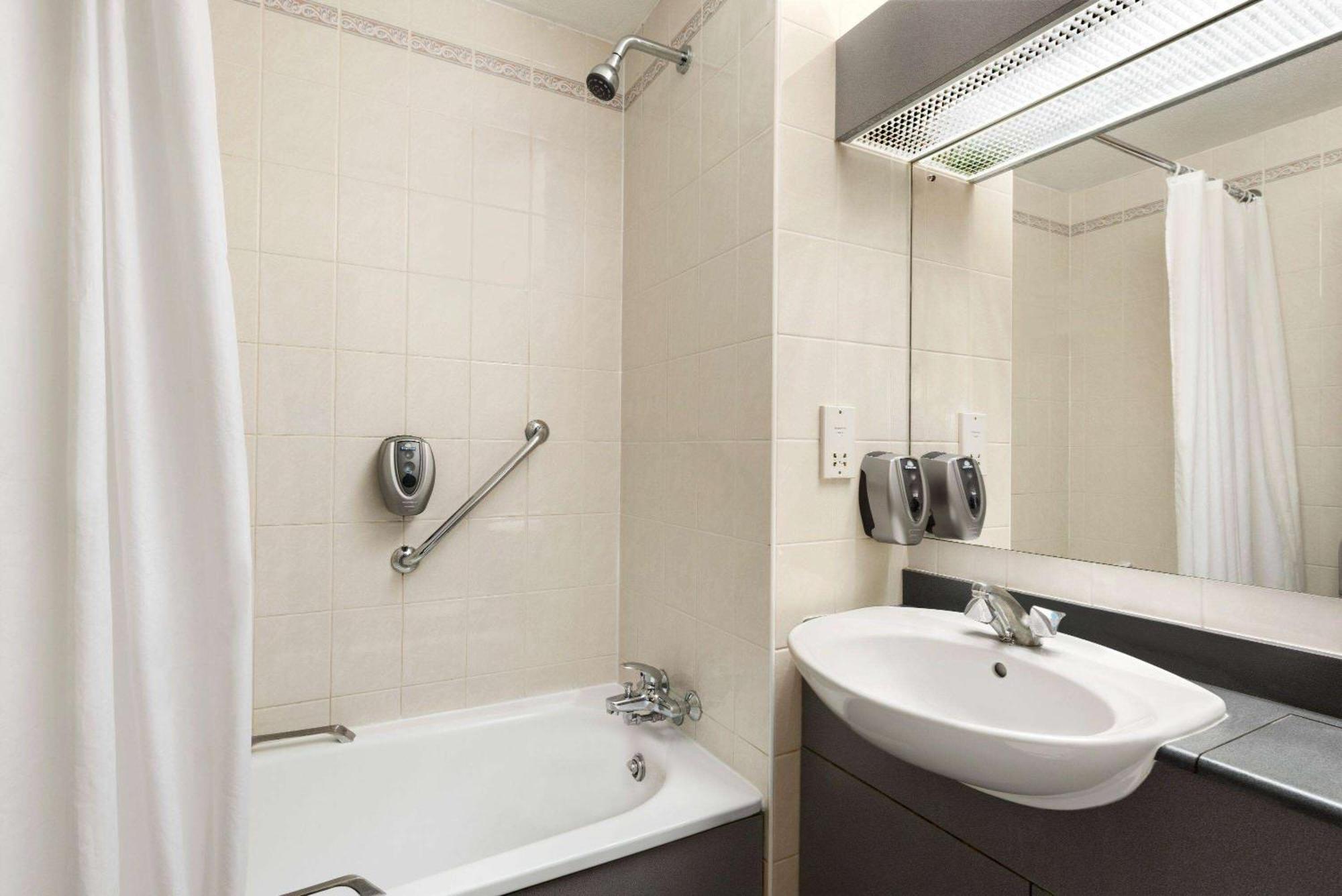 Days Inn Stafford Dış mekan fotoğraf